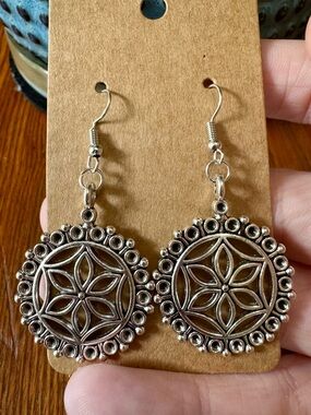 Silver Tone Floral Mandala Drop Earrings 🧁